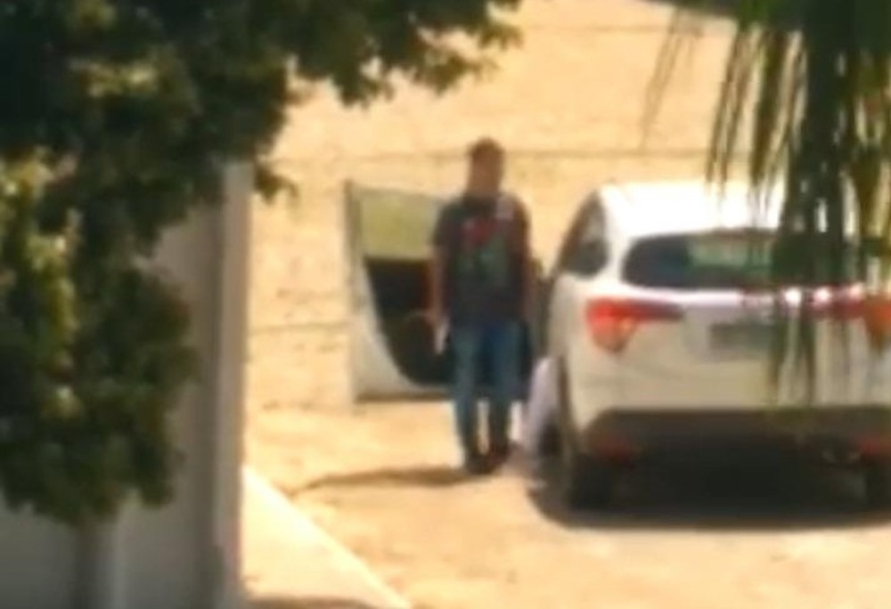 Momento em que o policial fazia a jovem refém. Foto: Reprodução/ Redes sociais.