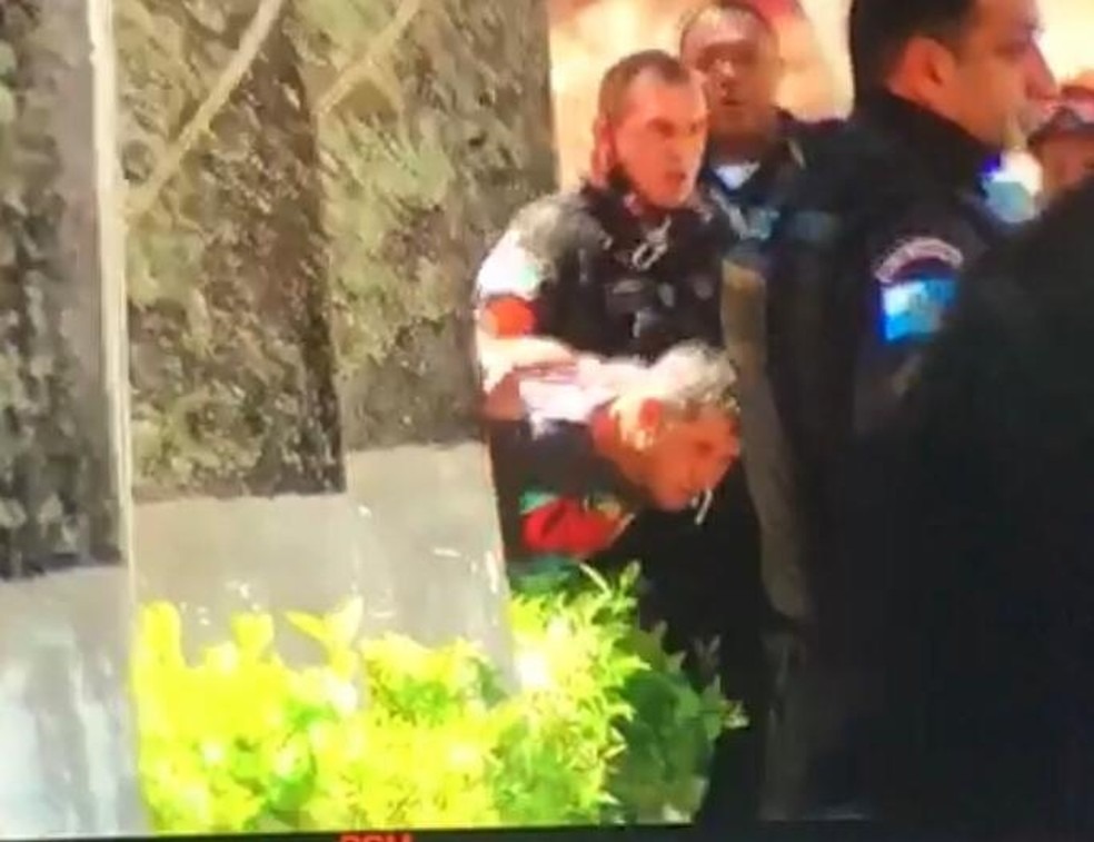 Momento em que o homem é imobilizado logo após atirar contra a namorada. Foto: Reprodução/TV Rio Sul.