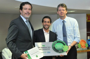 Bruno Coutinho, diretor de operações da Santa Helena, recebe o selo verde de Roberto Holanda (à esquerda), presidente da Biosul, e Jaime Verruk (à direita). (Foto: Alcides Neto)