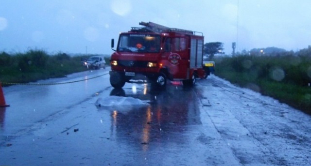 A colisão provocou a morte de homem que pilotava moto; causas ainda não foram informadas (Foto: Marcos Donzeli/Nova Notícias)
