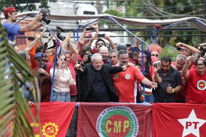 Lula falou com militantes após ser solto - Foto: Foto: Paulo Pinto