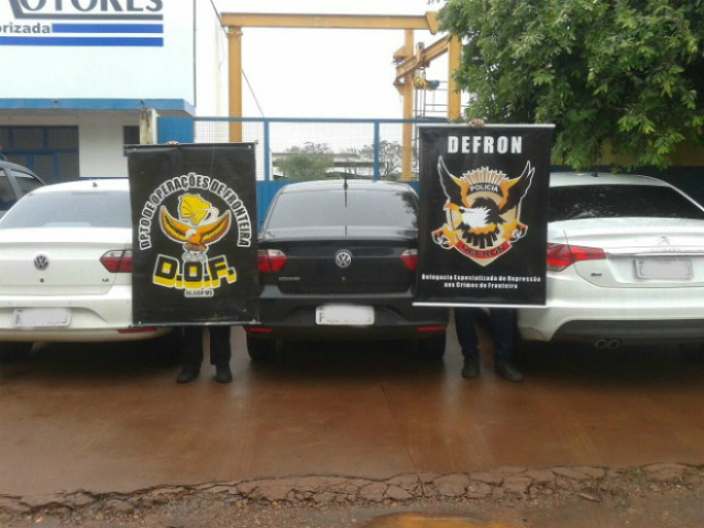Carros apreendidos pelo DOF e Defron na manhã deste domingo na BR-163, em Dourados (Foto: Divulgação/Defron)