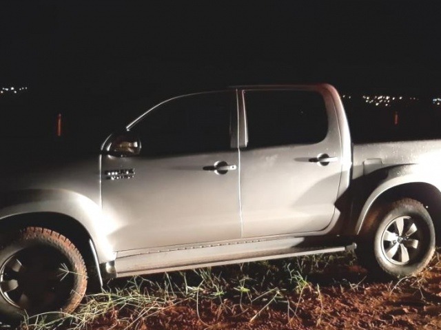 Caminhonete foi recuperada na madrugada desta sexta-feira (3) (Foto: divulgação/Polícia Militar)