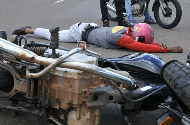 Motociclista permaneceu desacordado por cerca de dez minutos até chegado do Bombeiros. (Foto: Alcides Neto)