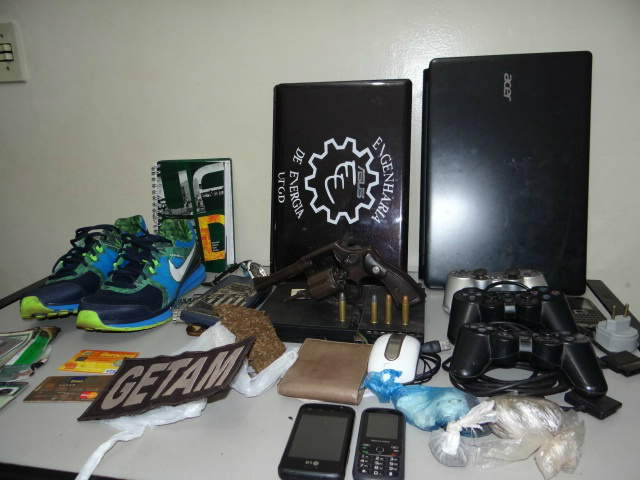 Policiais conseguiram recuperar parte dos objetos roubados - Fotos: Osvaldo Duarte
