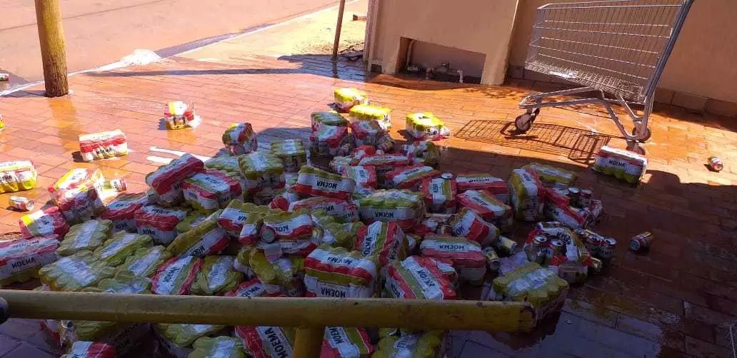 Caixas de cerveja vencidas foram descartadas em conveniência, no interior do Estado. Foto: Divulgação/Procon-MS.
