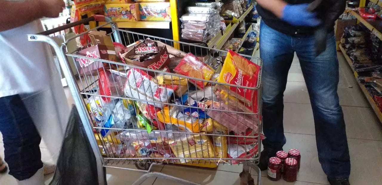 Além da cerveja, diversos outros itens também foram descartados. Foto: Divulgação/Procon-MS