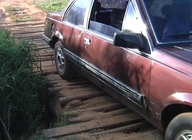 Problema se estende há quatro anos, o que traz prejuízos para moradores. Prefeitura aguarda liberação de novas verbas para continuar obras. 