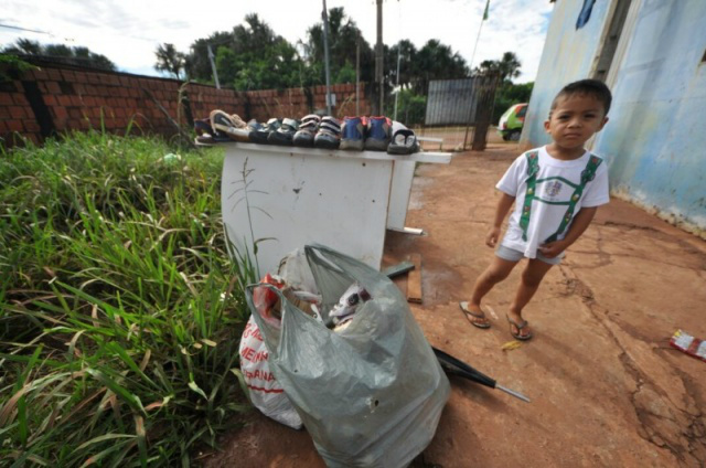 Na tentativa de salvar os poucos pertences, família coloca os objetos para secarem ao sol. (Foto:Marcelo Calazans)