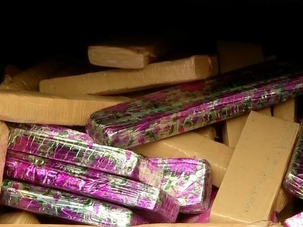 Polícia apreende em MS maconha embrulhada em papel de presente (Foto: Reprodução/ TV Morena)