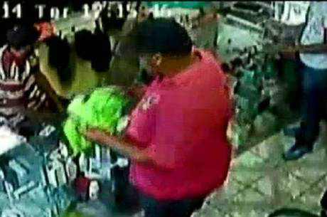 Polícia pede que a população denuncie se reconhecer os bandidos