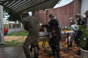 Socorrido por bombeiros e equipe do Samu, pintor morreu no hospital (Foto: Marcelo Calazans)