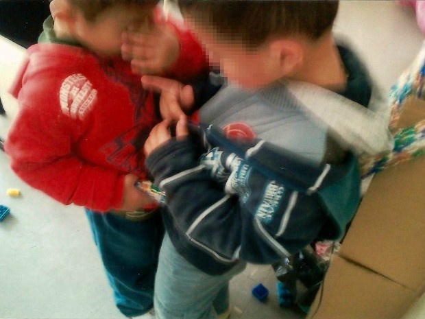 Meninos foram amarrados a berço com um cachecol (Foto: Arquivo pessoal)