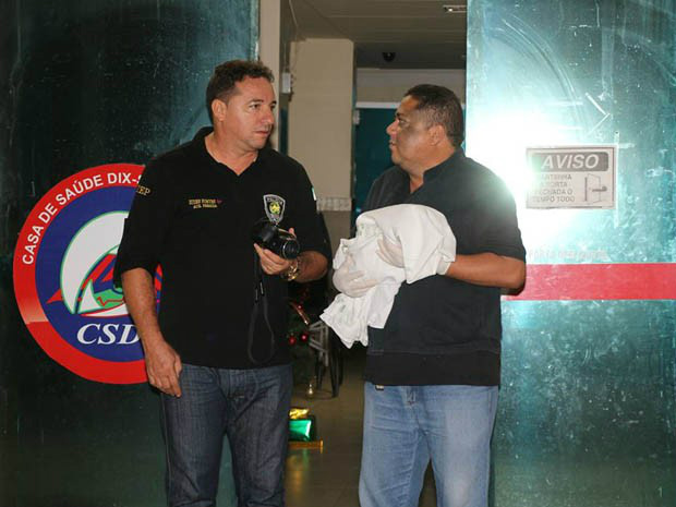 Peritos do Itep levaram o bebê para autópsia (Foto: Marcelino Neto/O Câmera)