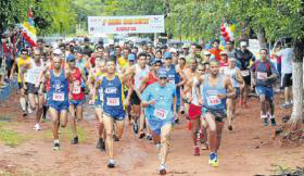 Foto: BRUNO HENRIQUE/CORREIO DO ESTADOProva pedestre contou com cerca de 200 participantesCerca de 200 atletas participaram ontem da segunda Corrida Cross Country da Associação dos Corredores de Rua e Pista de Campo Grande, na Chácara dos Poderes. O percurso foi de 21 quilômetros.A prova masculina foi vencida pelo campo-grandense Vilmar Roberto Dias, que terminou a corrida em 1h11m. “A prova foi pesada por
