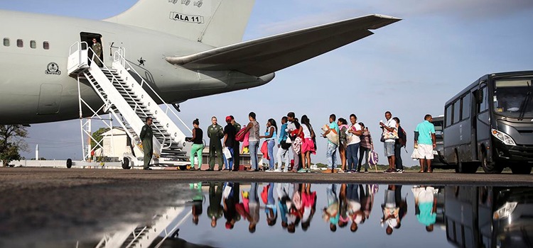 Refugiados e migrantes são transportados com apoio de aviões da Força Aérea Brasileira - Foto: Ministério da Defesa