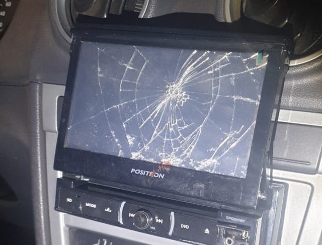 Aparelho de som do veículo acabou sendo danificado - Foto: Divulgação/2ºBPM