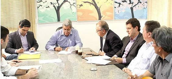 Termo prevendo investimento da fábrica em MS foi assinado em abril deste ano (Foto: Divulgação/Governo do Estado)