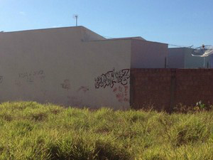 Fundos da casa por onde os bandidos teriamentrado (Foto: Ronie Cruz/G1 MS)