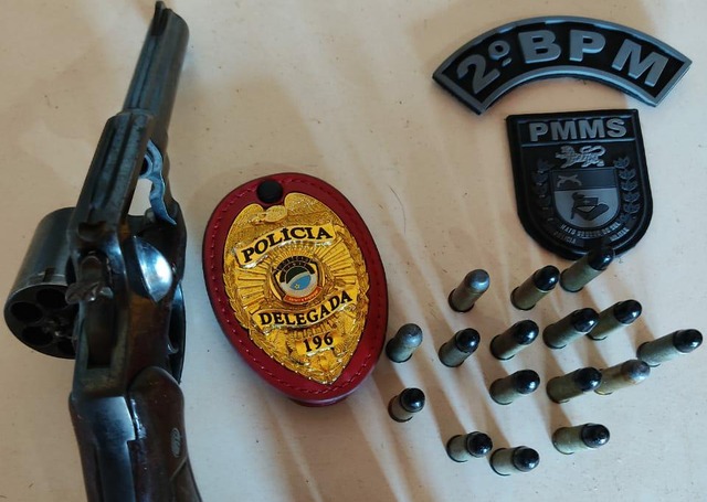 Foram apreendidos um revólver calibre 38, 18 munições intactas e 8 cartuchos de munições deflagradas – Foto: Divulgação