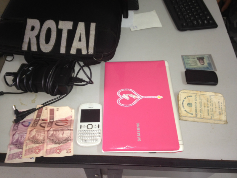 A equipe da Rondas Ostensiva Tática do Interior (ROTAI) apreendeu junto com o adolescente um aparelho notebook, um aparelho celular e notas miúdas em dinheiro.Foto: Divulgação