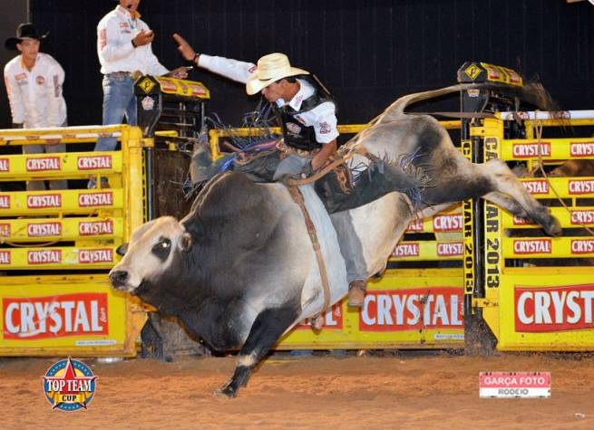 Peão Rodrigo Costa durante apresentação no Rodeio em Goiás no último domingo (21).Foto: Assessoria