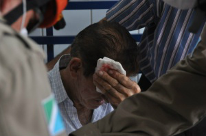 Idoso teve escoriações na testa em decorrência da queda. (Foto: Marcelo Calazans)