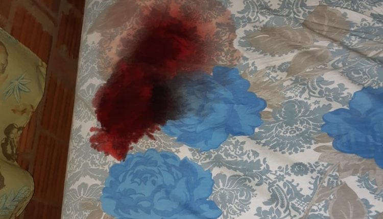 Vestígio de sangue no colchão onde vítima foi encontrada. Foto: Divulgação