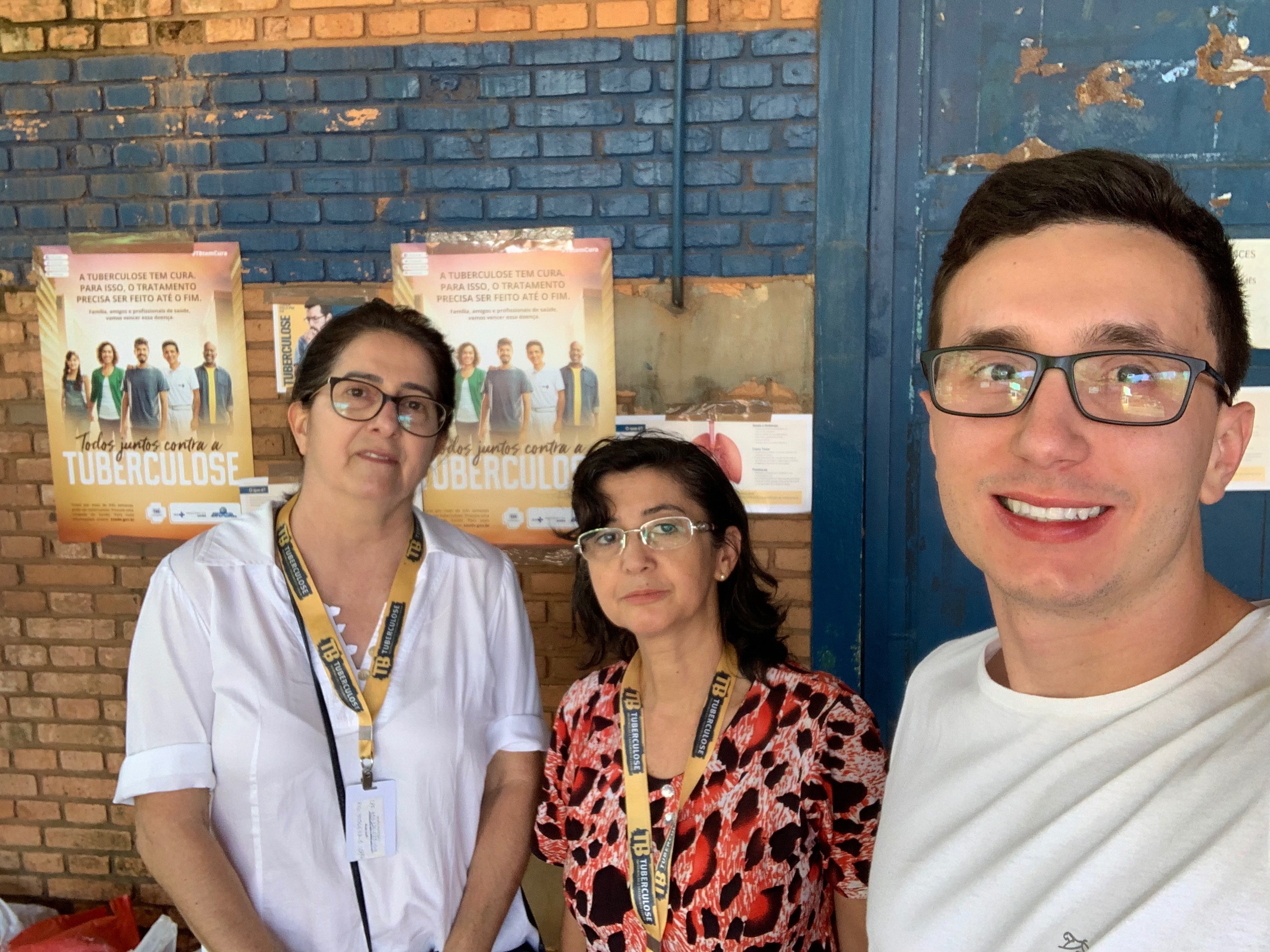 Enfermeira Marli Marques com mobilizadores do projeto.