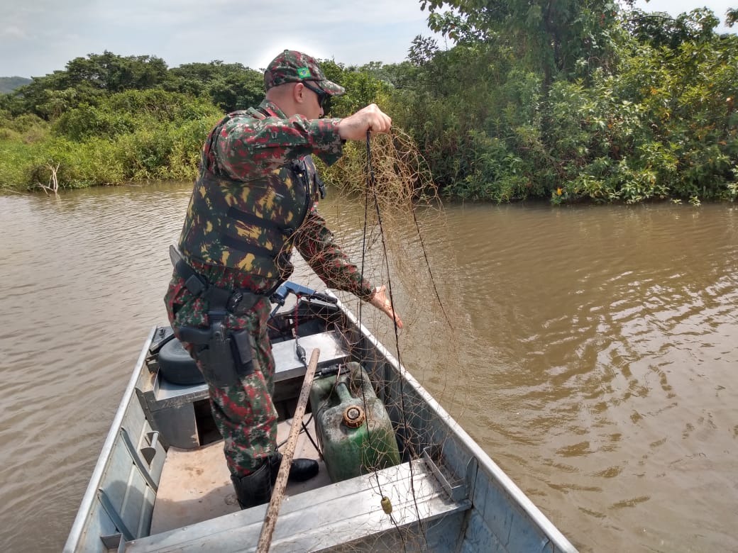 Policial retira de rio redes armadas por pescadores - Foto: Divulgação / PMA
