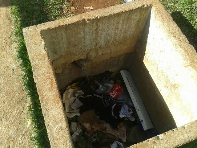 Caixa sem tampa ao lado do parquinho com a fiação elétrica exposta 