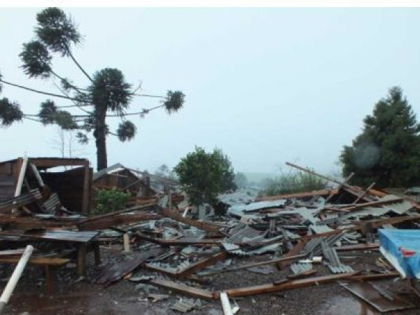 A casa desmoronou por causa da ventania. Pai e filho morreram. Outras duas pessoas da família, que também estavam na residência, sofreram apenas ferimentos e foram socorridas por vizinhos.Foto: Divulgação
