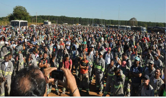 Foto: Gisele Mendes / Correio do EstadoTrabalhadores parados participam de protesto durante greve por melhores condições.