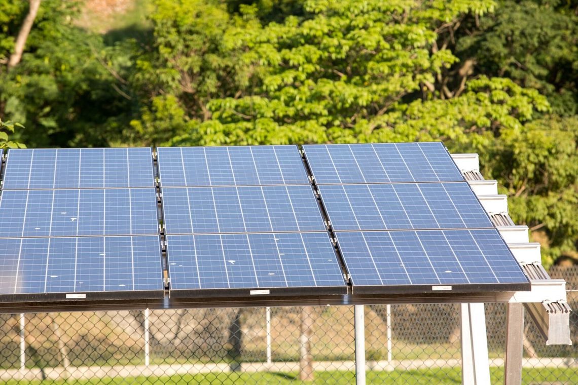 Placa de energia solar instalada em edificações impactam na redução do consumo de energia elétrica.. Foto: Soninha Vill/GIZ