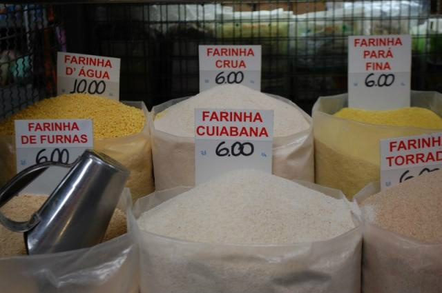Todas são farinhas de mandioca. Diferença está na textura, sabor e modo de fazer