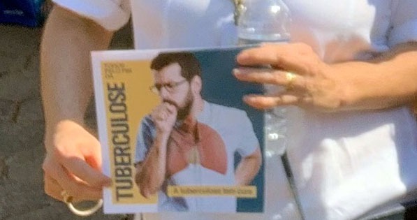 Materiais educativos são distribuídos durante as abordagens.