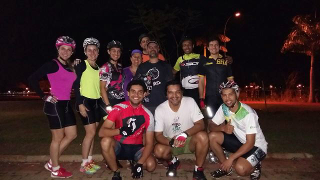 Grupo de ciclistas que recepcionaram o casal em Três Lagoas