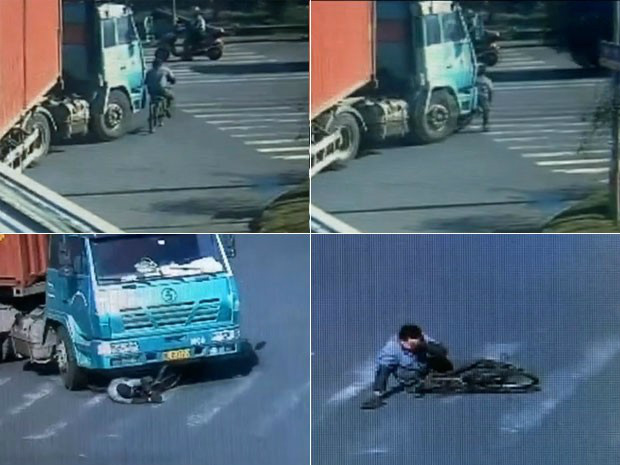 Câmeras mostram momento em que caminhão atropela ciclista na China ao virar uma esquina; rapaz sofreu apenas arranhões (Foto: Reprodução/GloboNews)