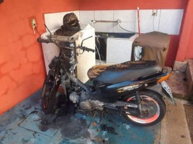 Até uma moto Biz da namorada foi queimada. (Foto:Divulgação)