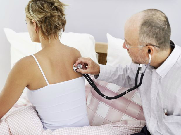 Os sintomas da pneumonia são os mesmos da gripe, e também falta de ar, pressão baixa e até desmaios.Foto: Divulgação