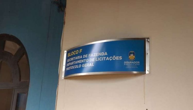 Sede do executivo municipal novamente foi vasculhada por agentes (Foto: Vinícius Araújo/Dourados News)