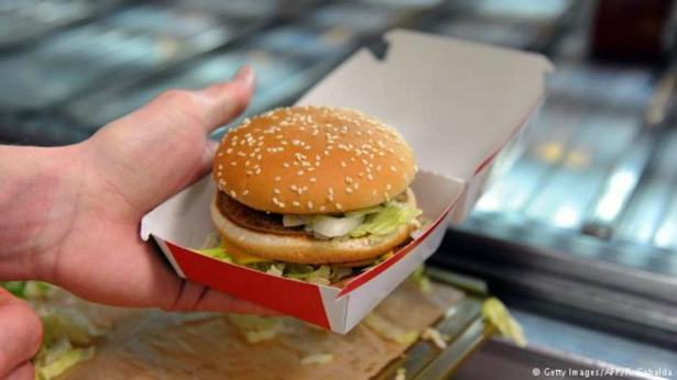 Detentos podem escolher entre um hambúrguer, um Cheeseburger e um hambúrguer vegetariano para o almoçoFoto: Getty Images