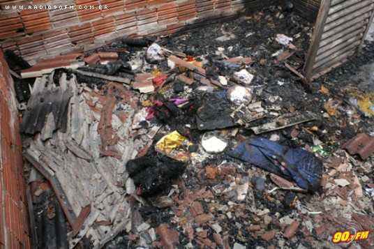 Casa em que a família morava ficou totalmente destruída e os moradores precisam de doação de roupas e alimentos.Foto: Rádio 90 FM 