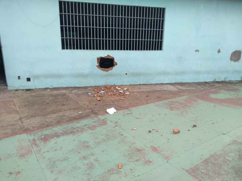 Buraco de 45 centímetros foi aberto por internos da Unei. Foto: Divulgação