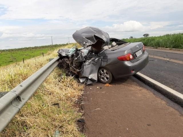 Veículo Corola ficou completamente destruído. (Foto: Cassilândia News)