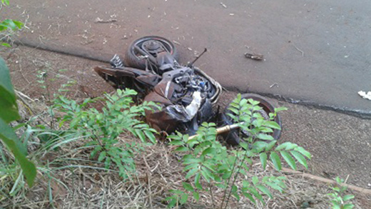 Jovens estavam em duas motos, que bateram em um carro (Foto: Correio Santa Fé/Hugo Henrique)