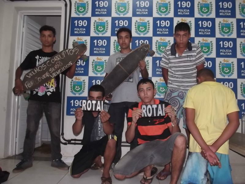 6 jovens foram encaminhados a Depac depois de fazerem muita bagunça e consumir drogas em frente a residencias. Foto: Rádio Caçula 