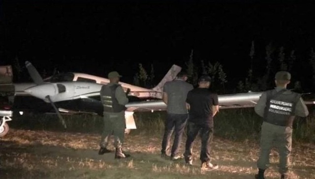 Piloto e mecânico foram presos (Foto: Reprodução/Twitter)