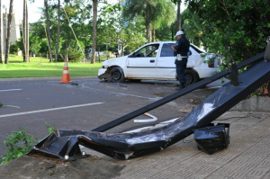 Batida derrubou semáforo de pedestres (Foto: Alcides Neto)