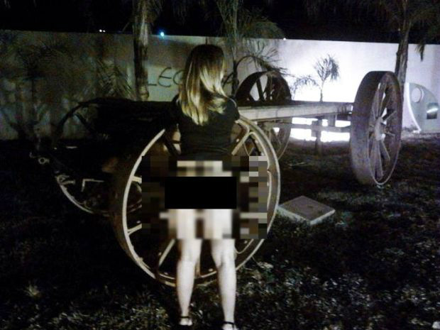 Nesta imagem a mulher não se importou em tirar a parte debaixo da roupa. Foto: Reprodução